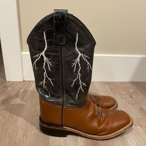 Cody James Boys’ Lightening Embroidered Western Boot Square Toe Size 6D